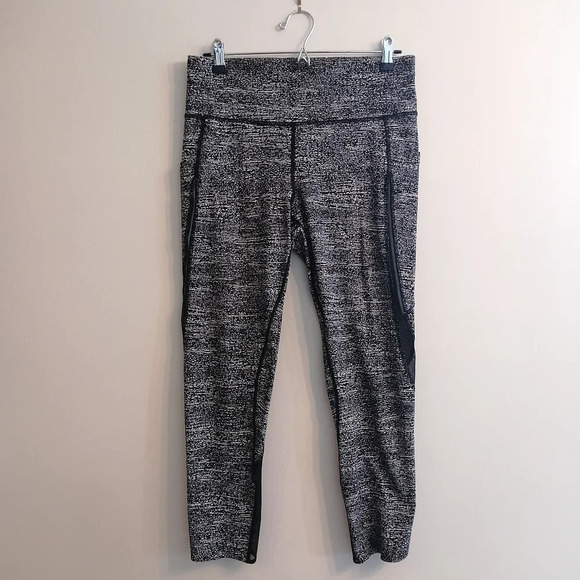 Lululemon Pace Perfect 25" Leggings with Mesh Cutouts in Air Time White Black 10 - Picture 3 of 16